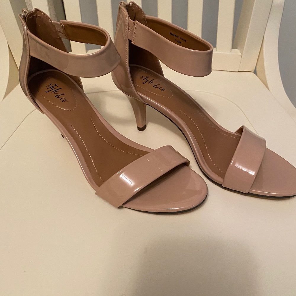 Beautiful strappy heels 71/2